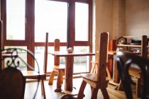 Tavoli e sedie vuoti allestiti nel caffè — Foto stock