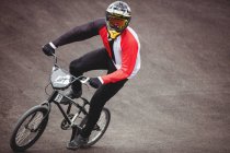 Ciclista in bicicletta BMX in skatepark — Foto stock