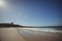 Vistas panorámicas de las olas de agua en la orilla del mar en la playa - foto de stock