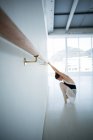 Bailarina praticando dança de balé no barre em estúdio — Fotografia de Stock