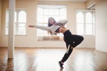 Mulher bonita praticando hip hop dança no estúdio — Fotografia de Stock