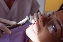 Dentista examinando paciente feminina na clínica — Fotografia de Stock