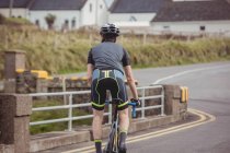 Vista posteriore dell'atleta in bicicletta su strada — Foto stock