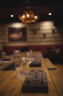 Vassoio in legno con bicchieri sul bancone del bar — Foto stock