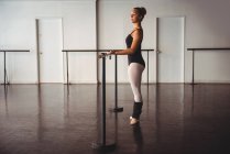 Bailarina pensativa em pé no estúdio de balé — Fotografia de Stock