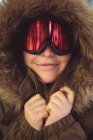 Крупный план женщины в шубе и лыжных очках — стоковое фото