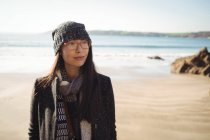 Bella donna in piedi sulla spiaggia durante il giorno — Foto stock
