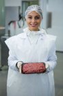 Ritratto del vassoio di macelleria femminile di carne macinata — Foto stock