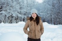 Портрет красивої жінки, що стоїть на снігу покритій горою — стокове фото