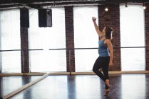 Молода жінка практикує танці в танцювальній студії — стокове фото