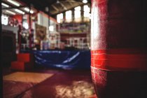 Крупный план красной боксерской груши, висящей на фитнес-студии — стоковое фото