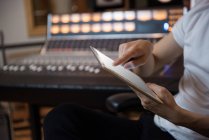 Hände einer Person mit digitalem Tablet im Tonstudio — Stockfoto