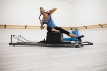 Mulher exercitando com anel pilates no ginásio — Fotografia de Stock