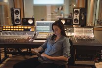 Engenheiro de áudio usando tablet digital no estúdio de música — Fotografia de Stock