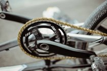 Close-up da roda da cadeia de bicicletas BMX — Fotografia de Stock