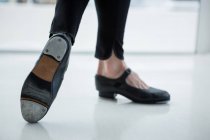 Крупный план танцовщицы в кроссовках в студии — стоковое фото