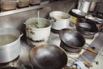 Различные посуда на профессиональной кухне ресторана — стоковое фото