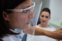 Стоматолог в захисній масці для обличчя в клініці — стокове фото