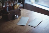 Envelopes na mesa de café com bandeja de molho no café — Fotografia de Stock