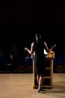 Rückansicht einer weiblichen Führungskraft bei einer Rede im Konferenzzentrum — Stockfoto