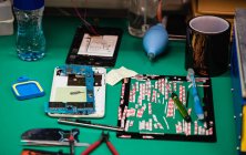 Zerlegte digitale Tablet-Teile auf dem Tisch in einem Reparaturzentrum — Stockfoto
