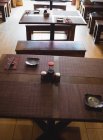 Tables et bancs vides dans le restaurant — Photo de stock