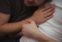 Nahaufnahme eines romantischen homosexuellen Paares, das sich umarmt — Stockfoto