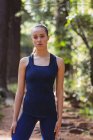Ritratto di bella donna in piedi nella foresta — Foto stock