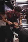Barbier appliquer de la crème sur la barbe du client dans le salon de coiffure — Photo de stock