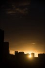Vista tranquila de silhuetas de paisagem urbana durante o pôr do sol — Fotografia de Stock