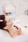 Dermatologo che esegue la depilazione laser sul viso del paziente in clinica — Foto stock