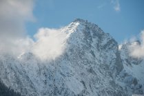 Vista majestosa da bela gama de montanhas nevadas e nuvens — Fotografia de Stock