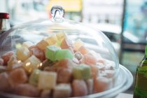 Nahaufnahme türkischer Süßigkeiten in Glasgefäßen, angeordnet im Regal im Geschäft — Stockfoto