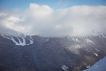 Вид на засніжені гори взимку — стокове фото