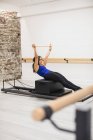 Frau trainiert im Fitnessstudio an Reformer — Stockfoto