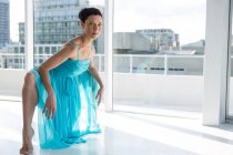 Porträt einer Tänzerin, die zeitgenössischen Tanz im Studio praktiziert — Stockfoto