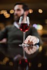 Primer plano de la copa de vino en la mesa en el bar - foto de stock