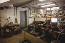 Металлические и деревянные формы для стеклодувки расположены на полке на стеклодувном заводе — стоковое фото