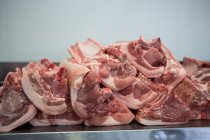 Primer plano de la carne cruda en la fábrica de carne - foto de stock