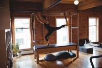 Fit femme pratiquant pilates dans le studio de fitness — Photo de stock