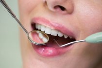 Вивчення пацієнтки з інструментами на Стоматологічна клініка стоматолог — Stock Photo