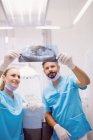 Стоматологи обсуждают на рентгене в стоматологической клинике — стоковое фото