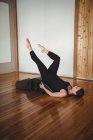 Mulher exercitando com ioga arco traseiro no estúdio de fitness — Fotografia de Stock