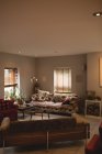 Leeres Wohnzimmer mit Sofas zu Hause — Stockfoto