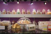 Diverses sucreries turques disposées sur des étagères et comptoir dans le magasin — Photo de stock