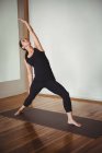 Frau macht Yoga im Fitnessstudio — Stockfoto