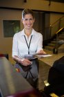 Personale femminile titolare di carta d'imbarco presso il banco del terminal aeroportuale — Foto stock