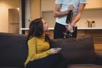 Couple celebrating together in living room at home — Stock Photo