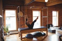 Решительная женщина практикующая пилатес в фитнес-студии — стоковое фото