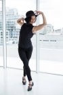 Dançarino praticando dança contemporânea no estúdio de dança — Fotografia de Stock